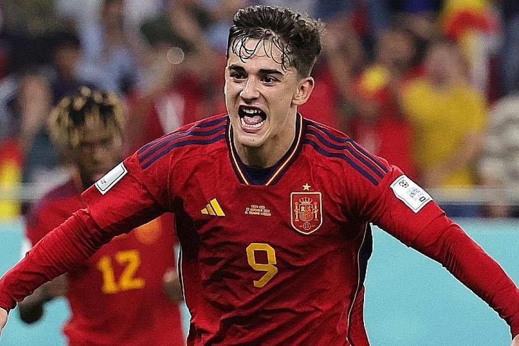 MENANG BESAR: Pemain Sepanyol meraikan kemenangan mereka selepas menjaringkan 7 gol menentang Costa Rica dalam perlawanan Kumpulan E Piala Dunia 2022. (Gambar sisipan) pemain tengah Sepanyol, Gavi - Foto-foto EPA-EFE