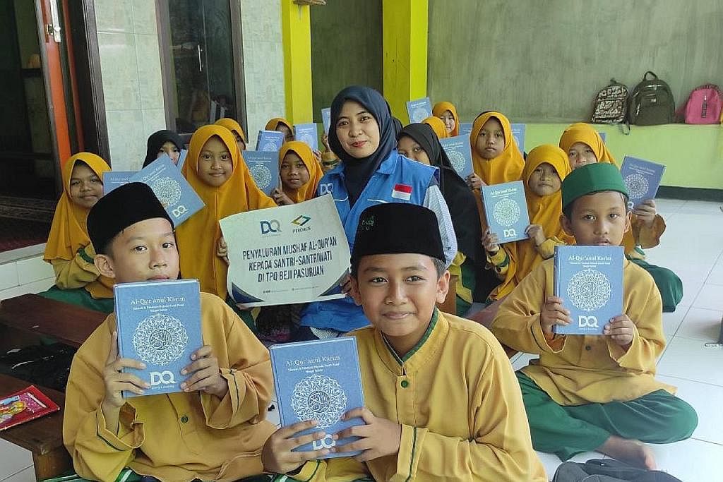 DOMPET AL-QURAN: Para penerima Mushaf Al-Qur'an di Jawa Timur, Indonesia, hasil daripada sumbangan penderma Singapura. LATIHAN PENGEBUMIAN: Pelajar menengah Madrasah Perdaus menjalani bengkel pengurusan jenazah baru-baru ini, termasuk ziarah ke pusar