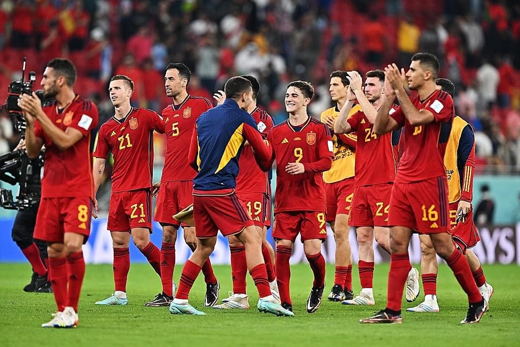 MENANG BESAR: Pemain Sepanyol meraikan kemenangan mereka selepas menjaringkan 7 gol menentang Costa Rica dalam perlawanan Kumpulan E Piala Dunia 2022. (Gambar sisipan) pemain tengah Sepanyol, Gavi - Foto-foto EPA-EFE