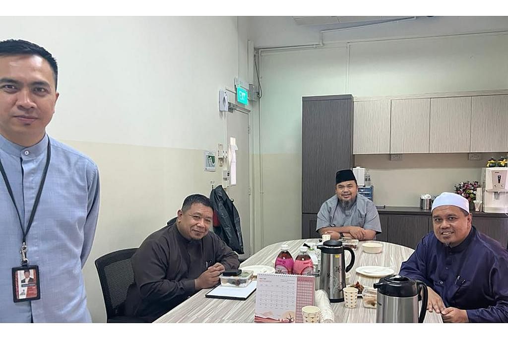 BEKERJASAMA: Pertemuan bersama (dari kiri) Ustaz Ruhaizan Abdullah (Pengurus Masjid), Haji Ismail Sapari (Pengarah, Syukran Travel Pte Ltd), Haji Izuan M Rais (Pengerusi Masjid) dan Ustaz Zulkiflee Bachik (Pengarah, AtTartil Quranic Institute) membincangkan usaha bagi dana peningkatan Masjid Darul Makmur. – Foto-foto MASJID DARUL MAKMUR.