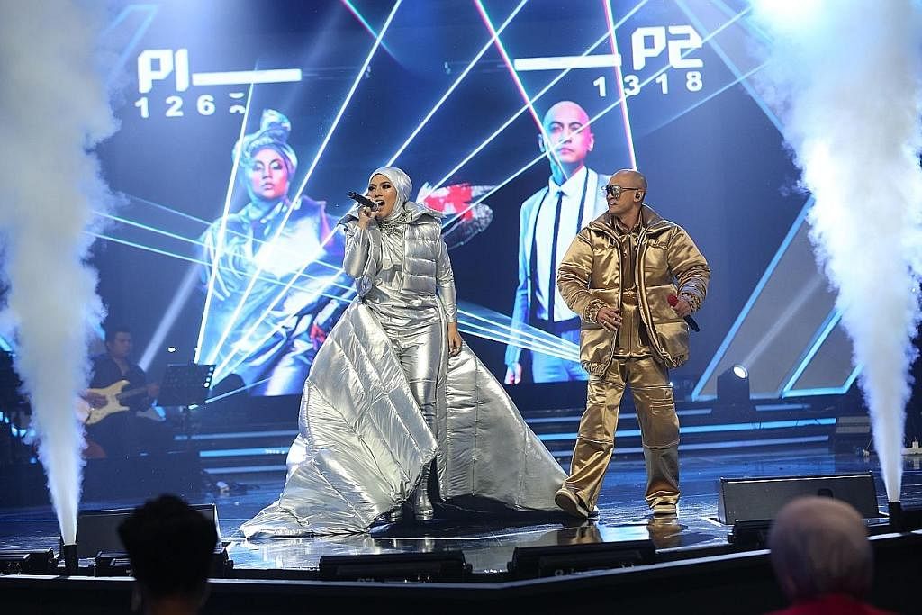UJI KETANGKASAN: Shila Amzah (kiri) dan Tomok menggunakan kostum sepadan dan serasi melontar lirik 'rap' dalam pusingan 'battle'. - Foto ASTRO