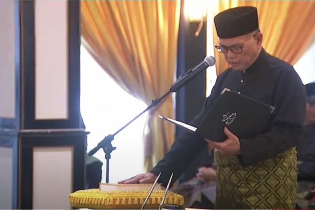 MENTERI BESAR: Adun Jelai, Datuk Seri Wan Rosdy Wan Ismail sekali lagi mengangkat sumpah sebagai Menteri Besar Pahang selepas pembubaran Dewan Undangan Negeri (DUN) Pahang pada 14 Oktober lalu. - Foto TWITTER