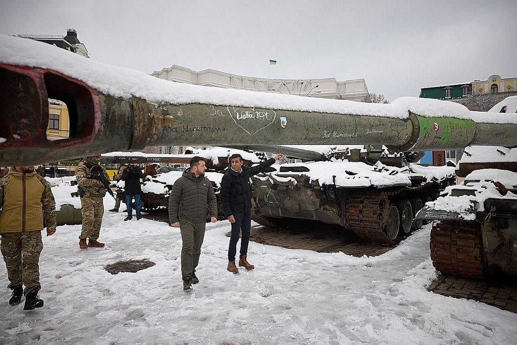LAWAT UKRAINE: Perdana Menteri baru Britain, Encik Rishi Sunak (kanan) yang diiringi Presiden Ukraine, Encik Volodymyr Zelensky, melawat pameran di Kyiv, Ukraine, pada 19 November lalu, yang menunjukkan kenderaan tentera Russia yang berjaya dimusnahk