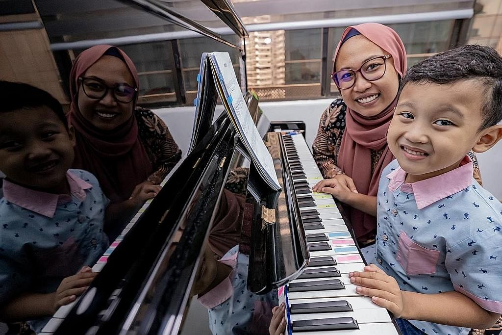 MERAIKAN PENCAPAIAN: Cik Ayu Suparman dan anaknya, Naseer Gampang Puruhita, semasa kelas piano di The Radiant Spectrum, sebuah pusat pendidikan muzik bagi kanak-kanak berkeperluan khas. - Foto BH oleh NUR DIYANA TAHA