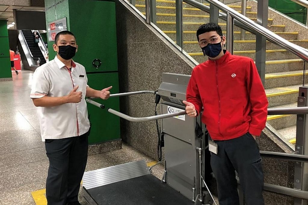 Staf SMRT gotong-royong bantu penumpang selepas lif rosak