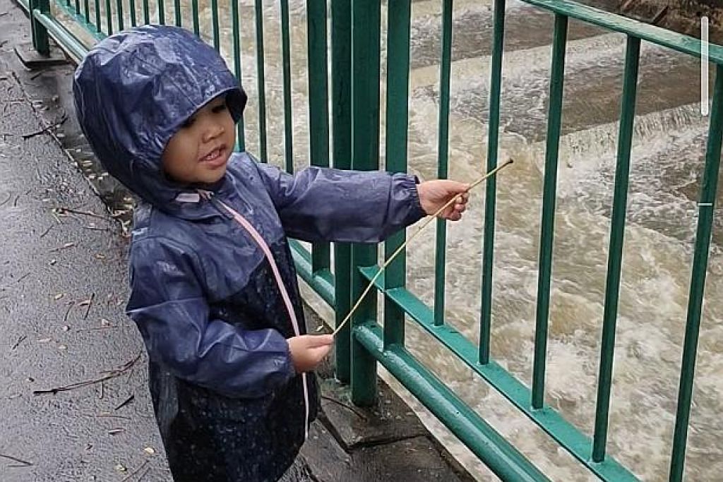 Betulkah kanak-kanak main hujan mudah sakit?