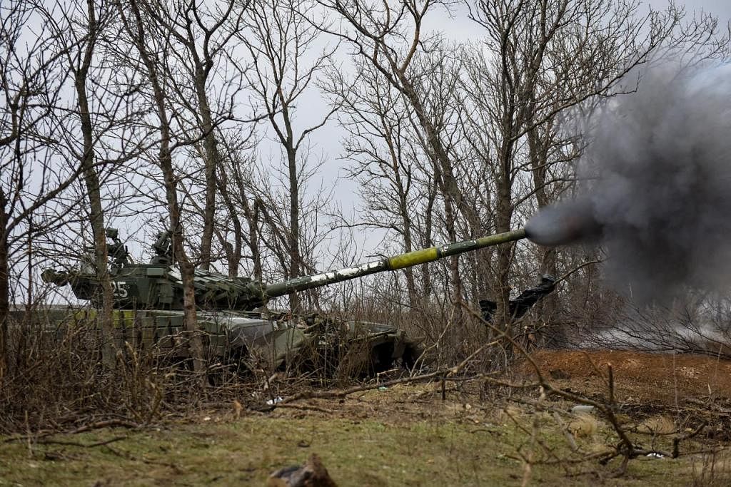 KEMUSNAHAN DAN KEMELUT KEMANUSIAAN: Askar Ukraine dengan kereta kebal T-72 menyerang wilayah Donetsk, timur Ukraine pada 18 Januari 2023. Serangan tentera Russia ke atas Ukraine pada 24 Februari 2022 memulakan persengketaan yang mencetuskan kemusnaha