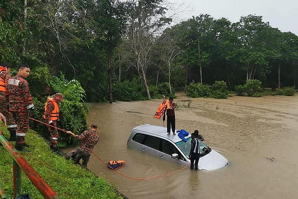DISELAMATKAN: Anggota bomba dan penyelamat menyelamatkan mangsa yang terperangkap apabila keretanya terkandas dalam banjir di Jalan Impian di Taman Impian, Labis, Johor, kelmarin. - Foto JABATAN BOMBA DAN PENYELAMAT MALAYSIA NEGERI JOHOR / FACEBOOK