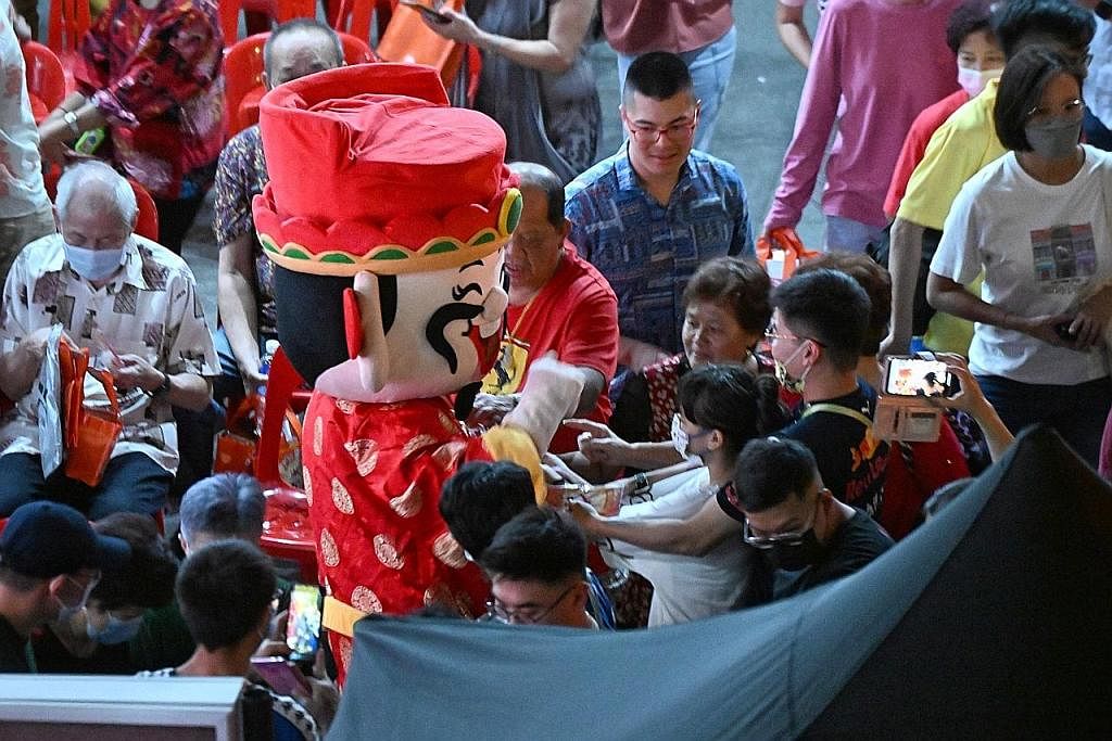 SERONOK: Kanak-kanak seronok bermain tanglung di acara penyalaan lampu Tahun Baru Cina 2023 di Punggol Town Jumaat lalu, anjuran One Punggol Hub. Tanglung berwarna-warni, hiasan bunga dan seni pemasangan arnab raksasa menghiasi hab masyarakat bersepa