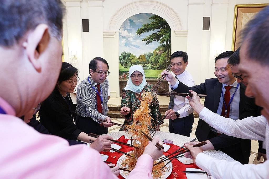 MAJLIS PENGHARGAAN: Presiden Halimah (tengah) menganjurkan majlis penghargaan di Istana semalam bagi peserta dan penaja Chingay 2023. Bersama dalam gambar dari kiri ialah pengarah seni dan budaya, Lembaga Pelancongan Singapura, Cik Lim Shoo Ling; pen