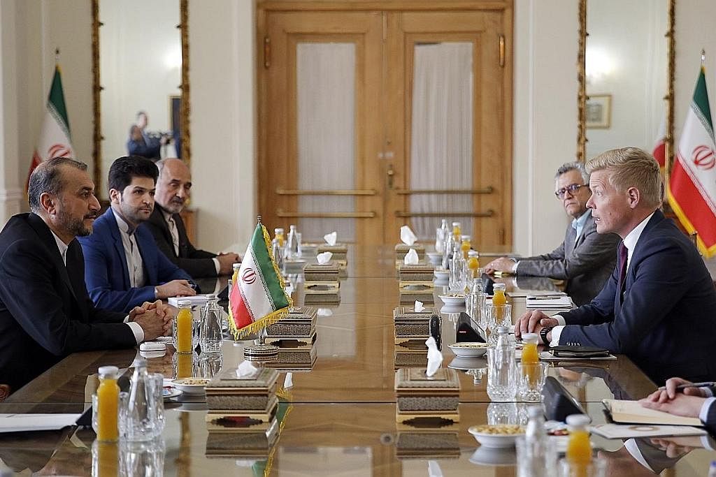 KE ARAH KEDAMAIAN: (Dari kiri) Menteri Luar Iran, Encik Hossein Amir-Abdoulahian, berbincang dengan Wakil Khas PBB bagi Yaman, Encik Hans Grundberg (kanan) di pejabat Kementerian Ehwal Luar di Teheran, Iran pada Isnin. Encik Grundberg mengunjungi Ira
