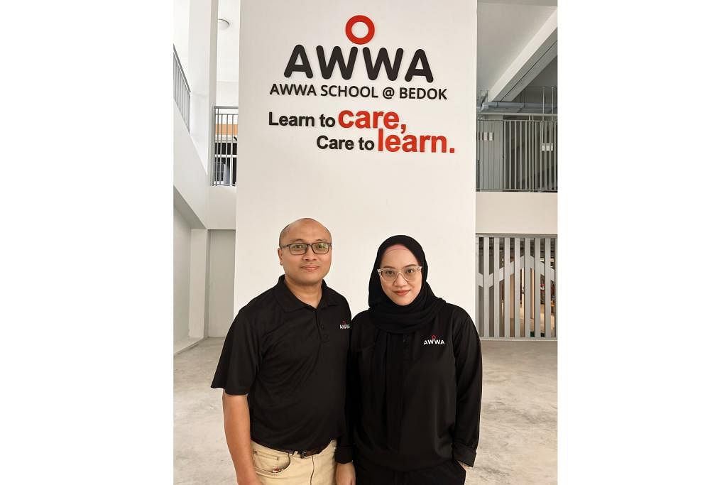 INGIN BANTU DENGAN LEBIH BAIK: Encik Mohd Hazrin Hashim dan Cik Rozilina Rohaizad bertukar mengajar pelajar sekolah pendidikan khas kerana ingin membantu pelajar berkeperluan khas dengan lebh baik. – Foto AWWA