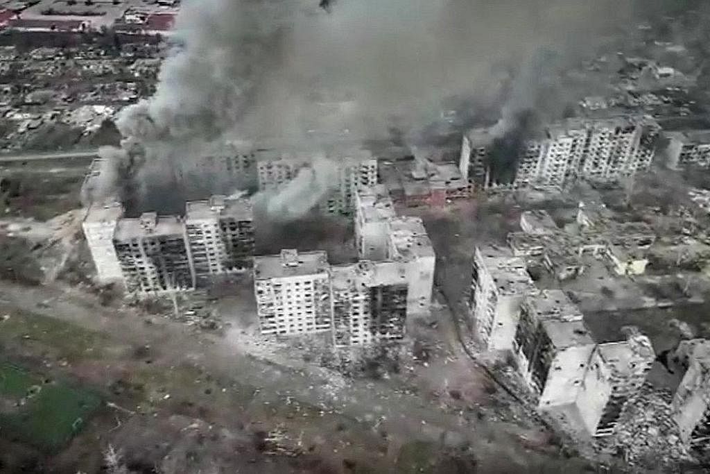 BANDAR BAKHMUT: Gambar diambil melalui dron menunjukkan kemusnahan bangunan di bandar Bakhmut. - Foto REUTERS